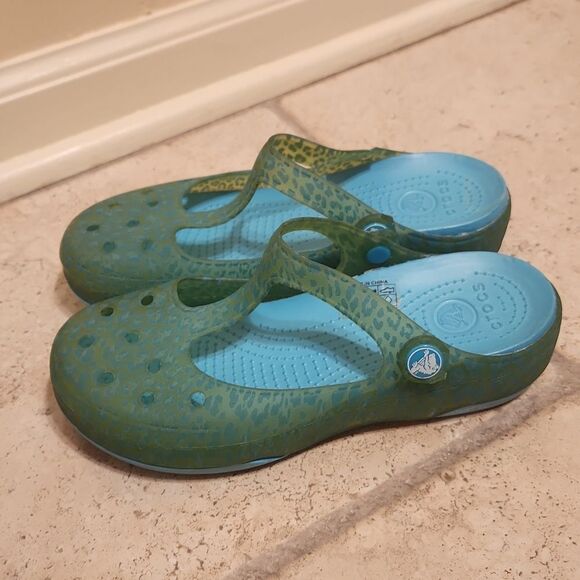 Crocs Women's "Carlie" Blue & Green Leopard-Print Mary Jane Clogs Size 6 - Picture 2 of 11